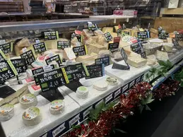 583-biocoop-rochefort-du-gard-la-begude-magasin-bio-fromage-coupe-service-traditionnel.webp